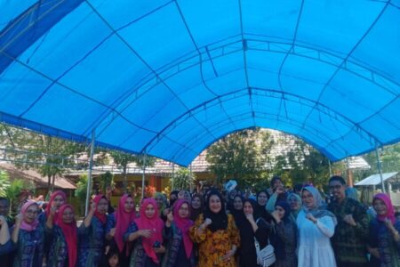 Tina Nur Alam Berikan Beasiswa SDN 51 Kendari Dan Bantuan Pembangunan