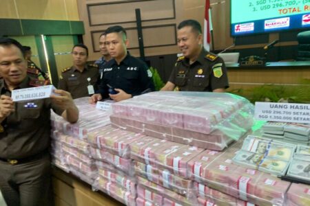Kejati Sultra Menyita  Uang Rp 79 Miliar Dan Pecahan Dolar Hasil Korupsi Pertambangan Di Blok Mandiodo