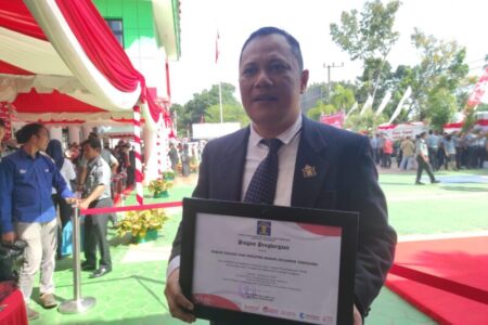 Kakanwil Kemenkumham Memberikan Penghargaan Kadin Sultra di Hari Dharma Karya Dhika Ke- 78 Sebagai Mitra Kerja