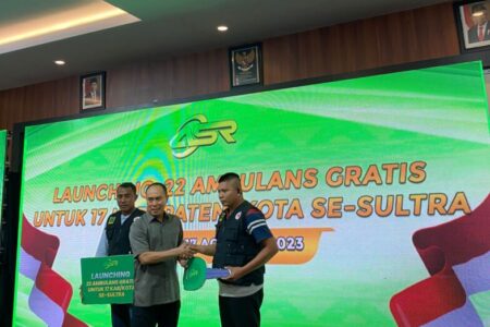 ASR Menyerahkan 22 Unit Ambulance Untuk 17 Kabupaten/kota Se-Sultra