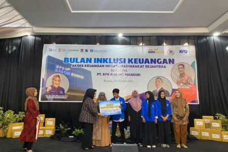 Hadiri Kegiatan Bulan Inklusi Keuangan di Bau-bau, Tina Nur Alam Berikan Beasiswa Untuk Mahasiswa STIKES IST Buton Sebesar 1 Miliar