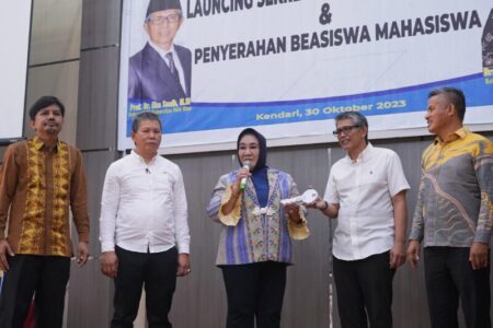 Tina Nur Alam Hadiri Launching Sekretariat IKA FISIP UHO Sekaligus Berikan Beasiswa KIP Kuliah