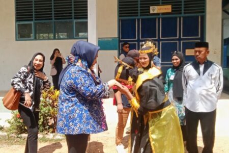 Tina Nur Alam Berikan Beasiswa PIP Saat Kunjungan di Poleang