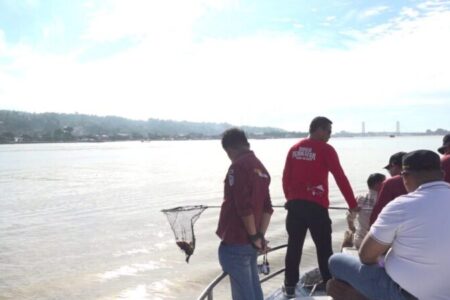 Pemkot Kendari Bersihkan Sampah di Teluk Kendari