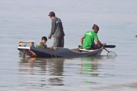 Pemkot Kendari Angkat Belasan Ton Sampah dari Teluk Kendari