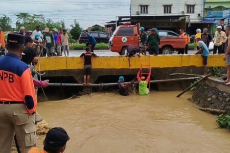 DLHK dan BPBD Kota Kendari Bersihkan Sampah di Kali Andonuhu