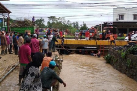 Pemkot Kendari Bersihkan Sampah di Bantaran dan Aliran Kali Kambu