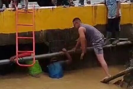 Intensitas Hujan Tinggi, Pemkot Kendari Bersama Warga Bersihkan Sejumlah Kali