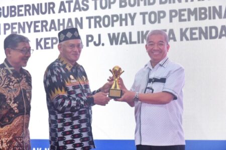 Pemkot Kendari Raih Penghargaan Top Pembina BUMD dari BPR Bahteramas Sultra