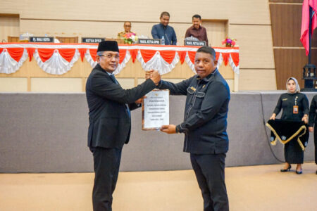 Pemkot Kendari Serahkan Raperda RPJPD 2025-2045 Kepada DPRD