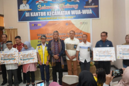 Pemkot Kendari Serahkan Bantuan Perumahan kepada Masyarakat