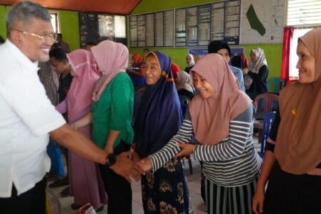 Pj. Wali Kota Kendari Serahkan Bantuan kepada Warga Terdampak Banjir