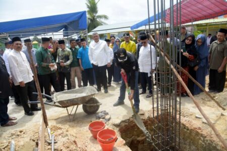Pj. Wali Kota Kendari Letakkan Batu Pertama Pembangunan Masjid, Ikut Bantu 100 Sak Semen