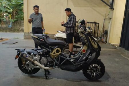 Gaya Nyentrik Calon Wakil Wali Kota Kendari Tunggangi Kuda Besi Italjet Seharga 145 Juta Temui Ketua Tim Pemenangan Rasak-Afdhal