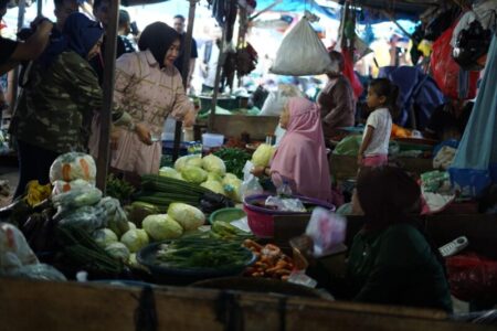 Cagub Sultra Tina Nur Alam Dengarkan Aspirasi Para Pedagang Pasar Wameo Baubau