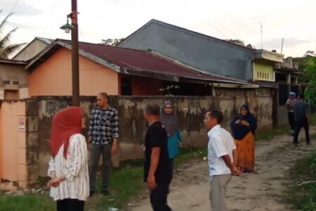 Calon Wali Kota Giona Blusukan di Kelurahan Baruga: Dengarkan Keluhan Warga, Tinjau Sejumlah Jalan Rusak dan Lampu Lorong