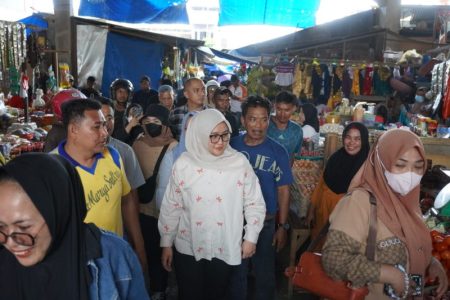 Calon Wali Kota Giona Nur Alam Blusukan dan Dengarkan Curhat Pedagang Pasar Sentral Kendari