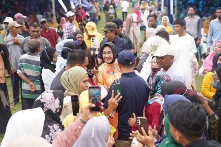 Belasan Ribu Warga Padati Tabligh Akbar Tina-Ihsan Bersama Ustadz Riza Muhammad di Kota Raha Muna