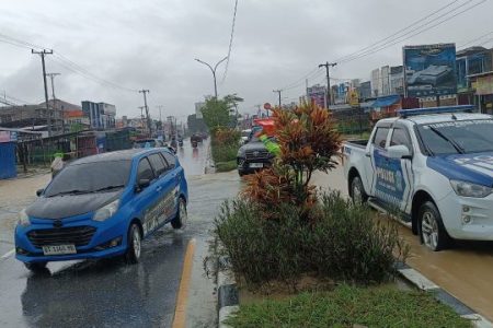 Satuan PJR Ditlantas Polda Sultra Lakukan Pengalihan Arus di Jalan Martandu Akibat Banjir