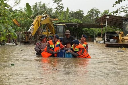 Brimob Polda Sultra Evakuasi Warga Terdampak Banjir di Sejumlah Titik dalam Kota Kendari