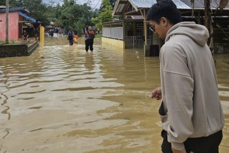 Tak Ikut Gala Dinner UCLG ASPAC, Jabar Al Jufri Turun Langsung Cek Lokasi Banjir di Kelurahan Lepo-Lepo