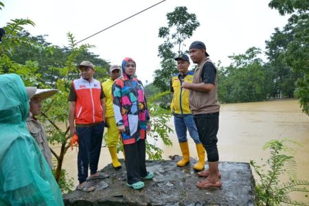 Ketua Fraksi PKS DPRD Kota Kendari Turun Langsung Bantu Korban Banjir