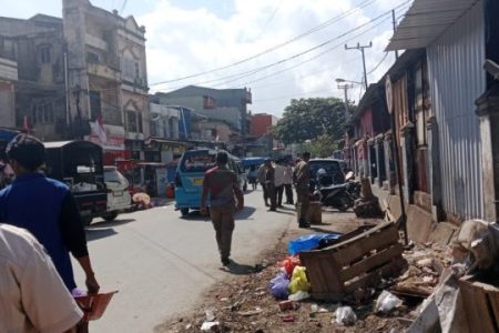 Satpol PP Kota Kendari Tertibkan PKL di Jalan Lasandara